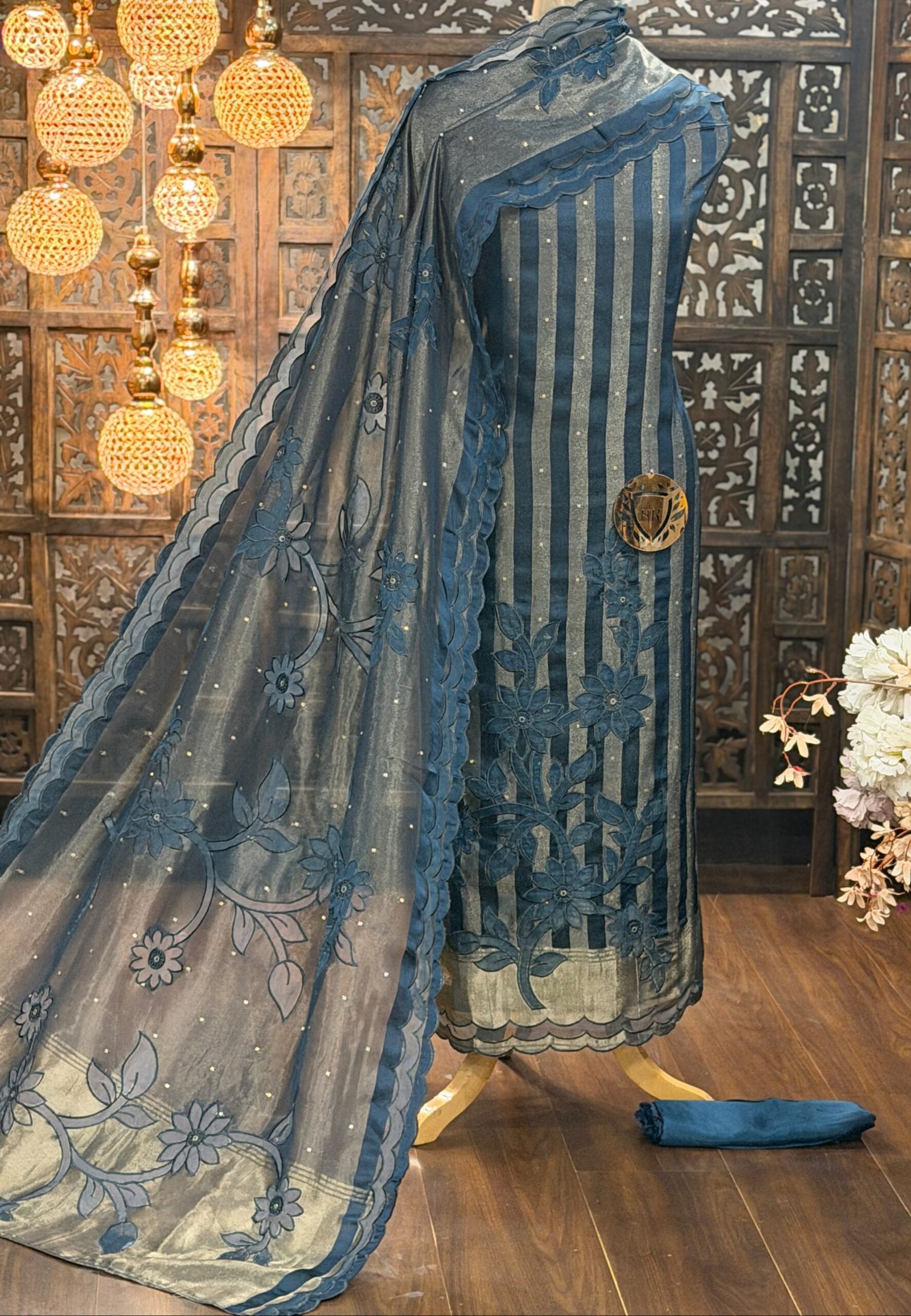 Satin zari lining kurta Satin zari lining kurta and tissue border - Image 1